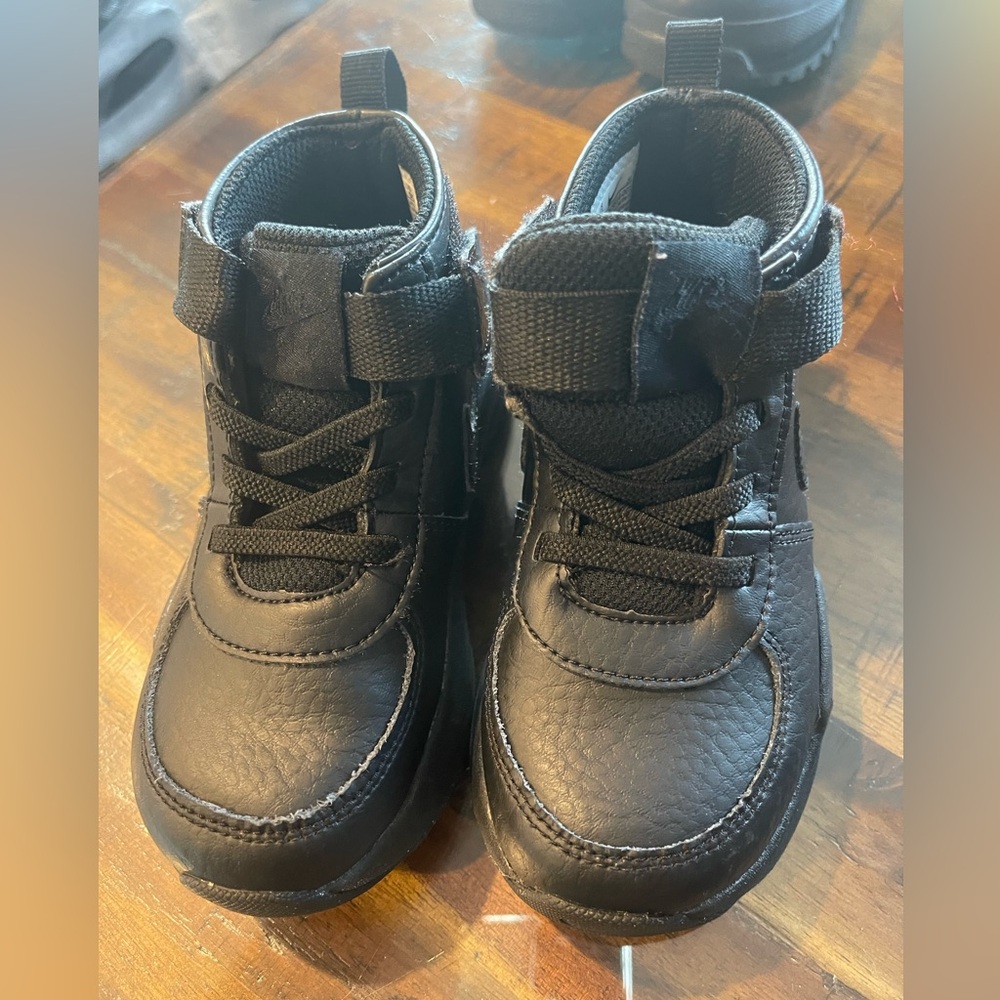 Toddler boys Black Nike sz 8.5
